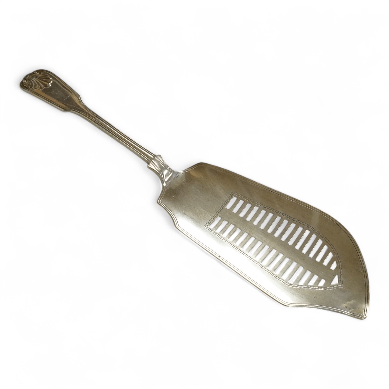 An Edwardian silver fiddle, thread and shell pattern fish slice, Charles Boyton III, London 1901, 29.3cm.